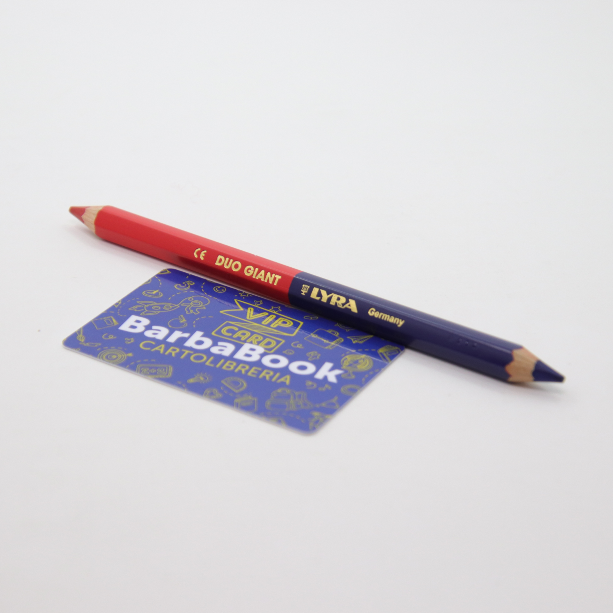 Una fila di matite colorate con una rossa e una blu.