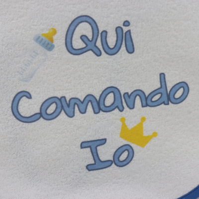 BAVAGLINO BIMBO CON LACCETTI BORDO BLU QUI COMANDO IO