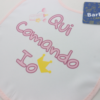 BAVAGLINO BIMBO CON LACCETTI QUI COMANDO IO BORDO ROSA ART. BAVEBIRO